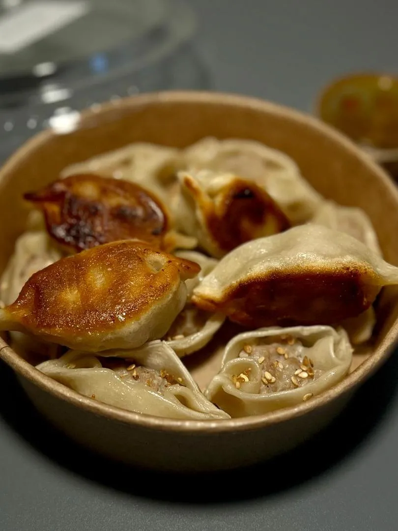 Жареные китайские пельмени с крабом и курицей от Feta